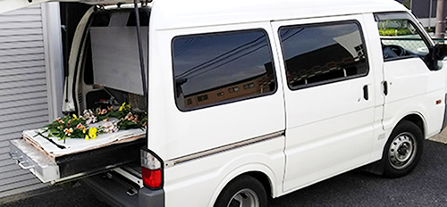 当社は奈良県に本社のあるペット火葬専門会社です。無煙無臭仕様のペット専用火葬車でお伺いをいたします。